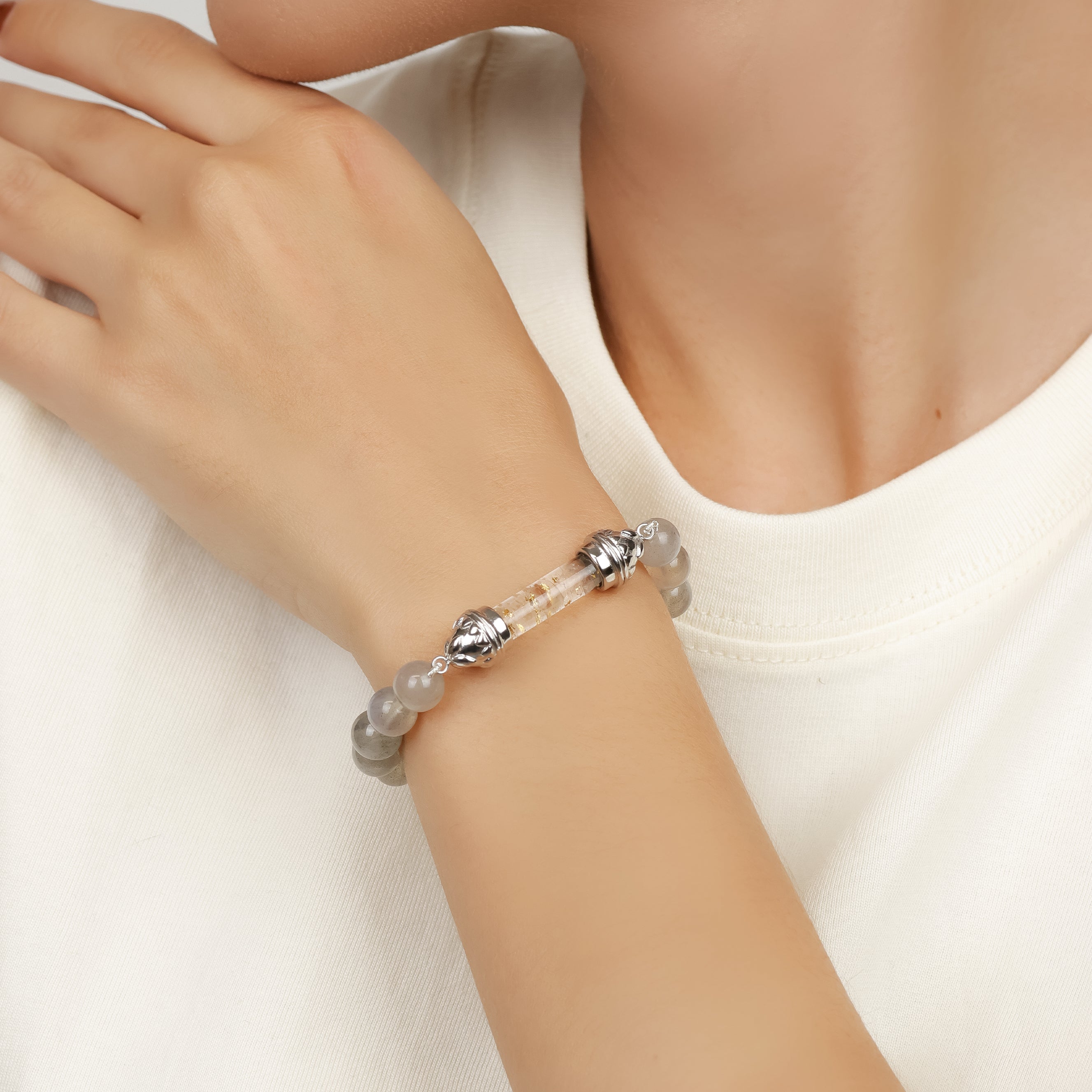 Bracelet en Labradorite et Quartz Clair avec Amulette Sacrée Argentée AAA – Clarté & Force Intérieure