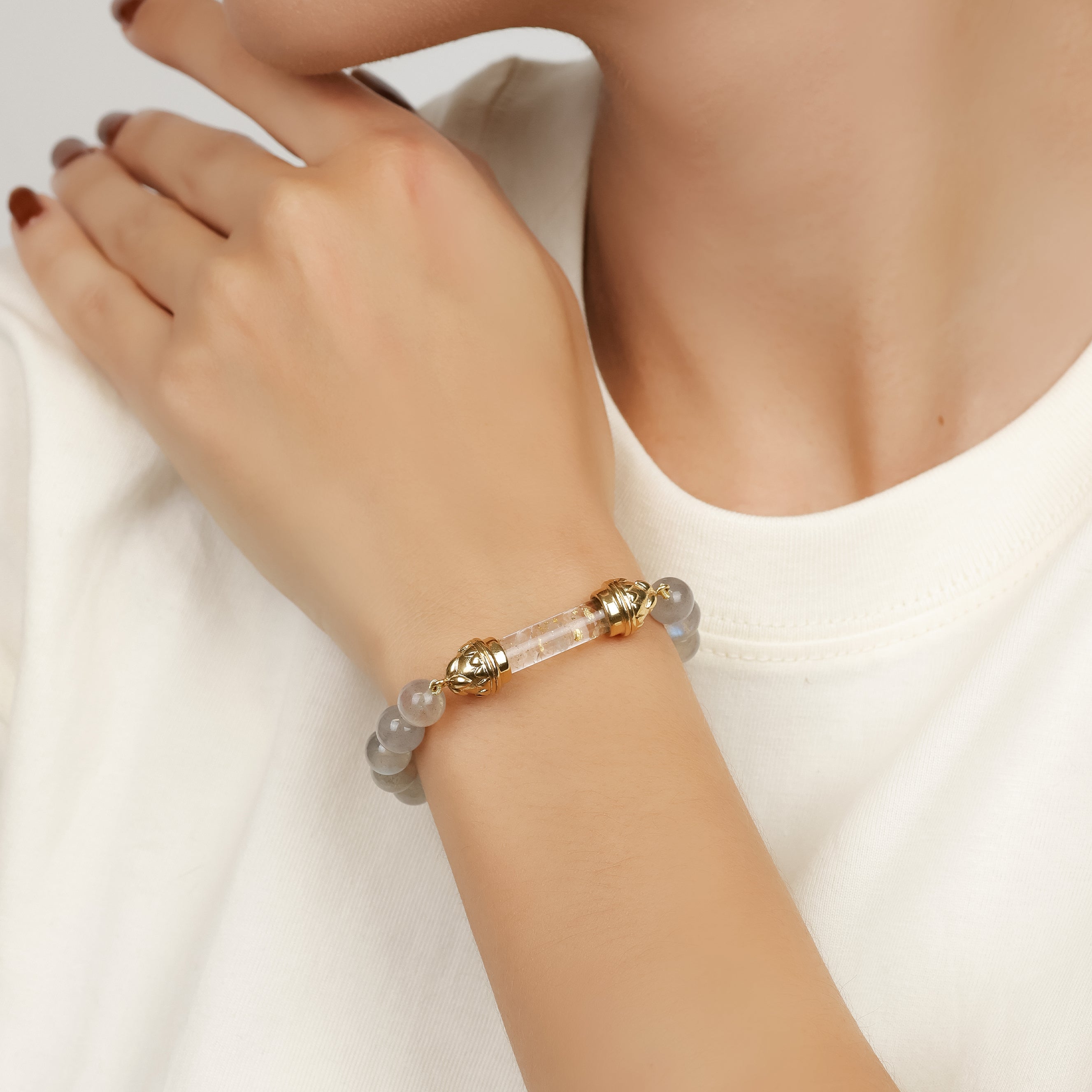 Bracelet en Labradorite et Quartz Clair avec Amulette Sacrée Dorée AAA – Transformation & Rayonnement