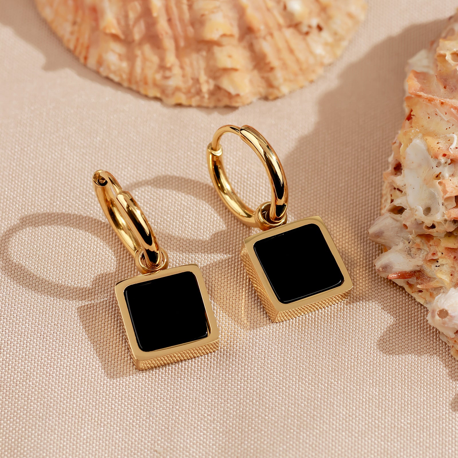 Boucles d’oreilles Nocta Onyx – Carrés en onyx & créoles dorées