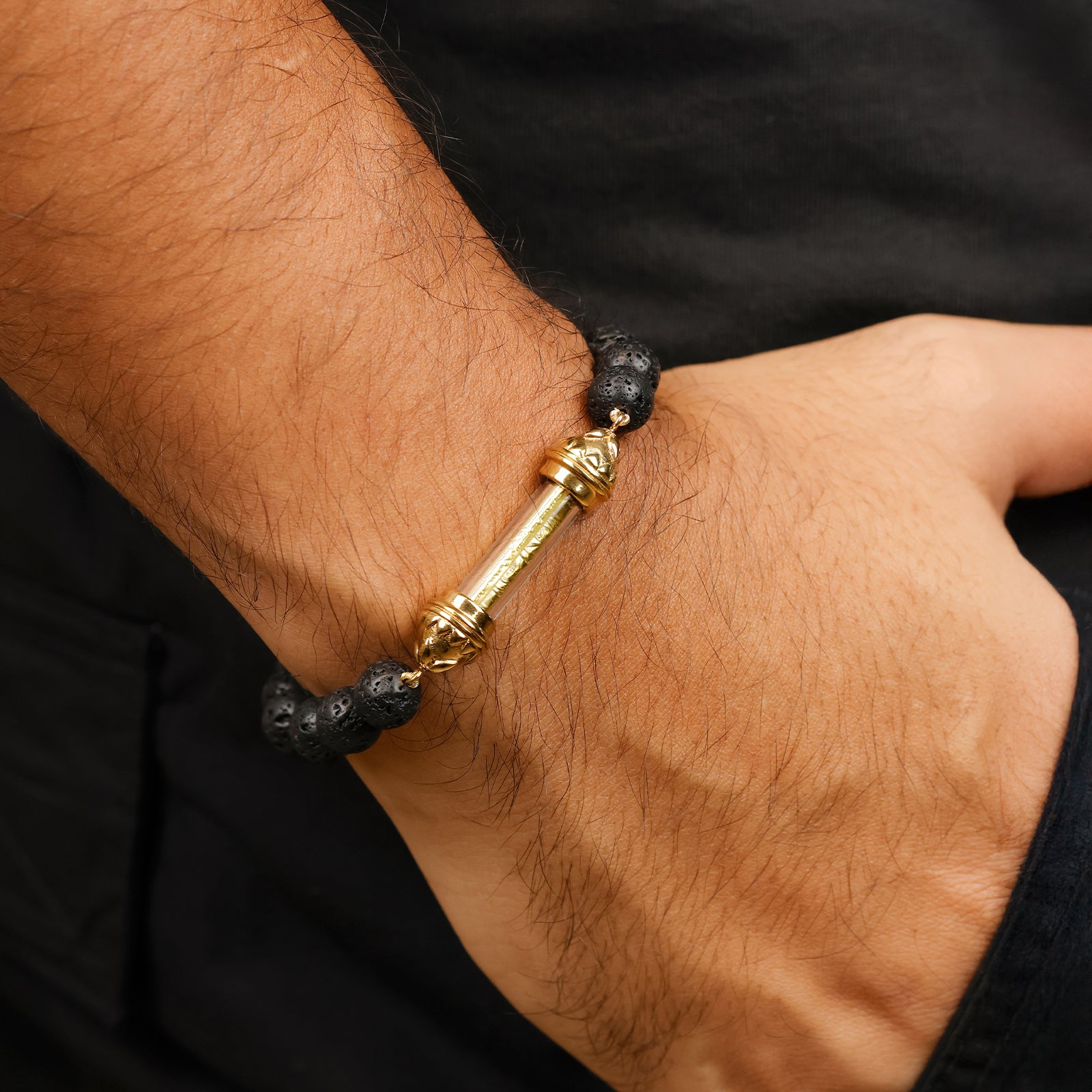 Bracelet en Lave et Amulette Sacrée Takrut en Or – Force et Protection