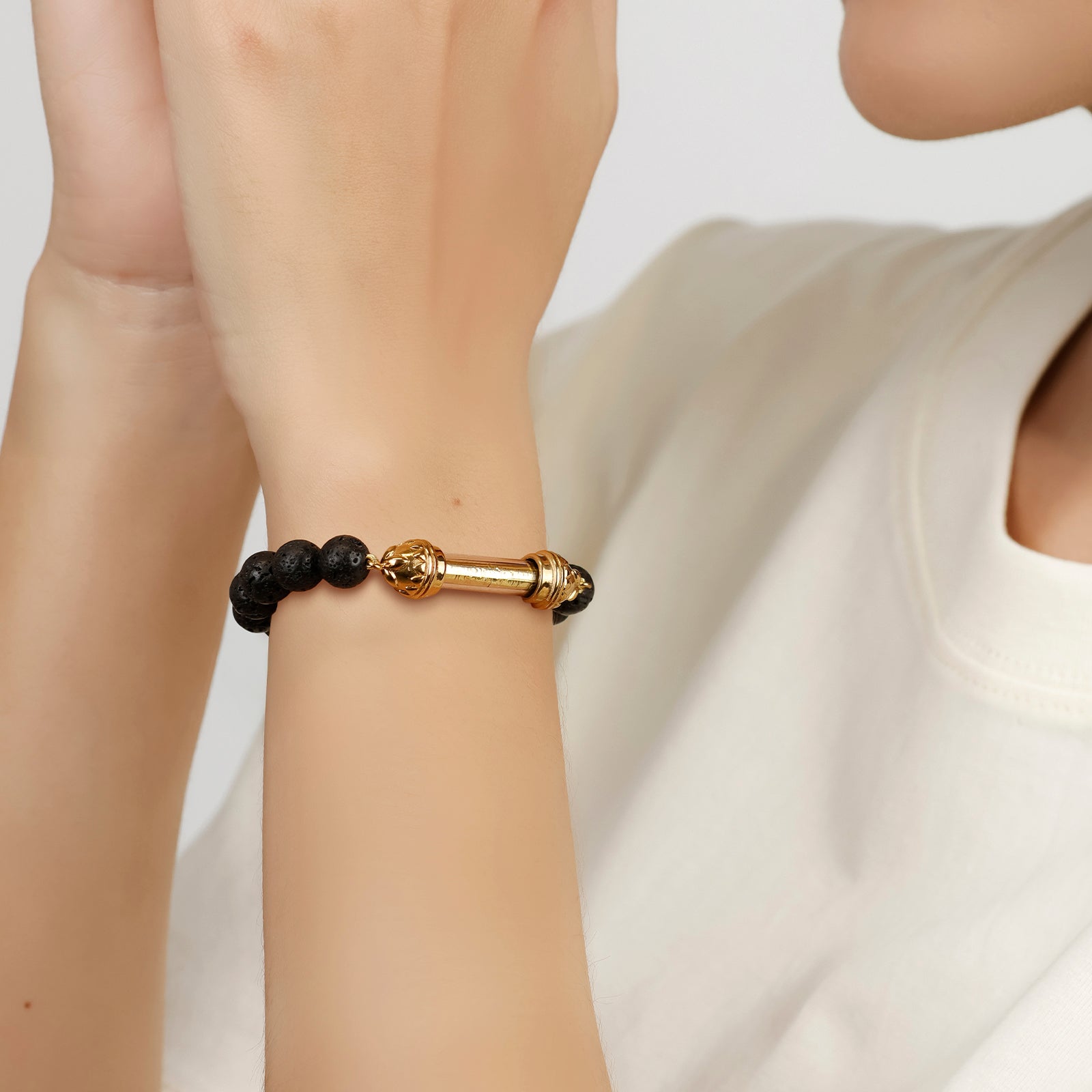 Bracelet en Lave et Amulette Sacrée Takrut en Or – Force et Protection