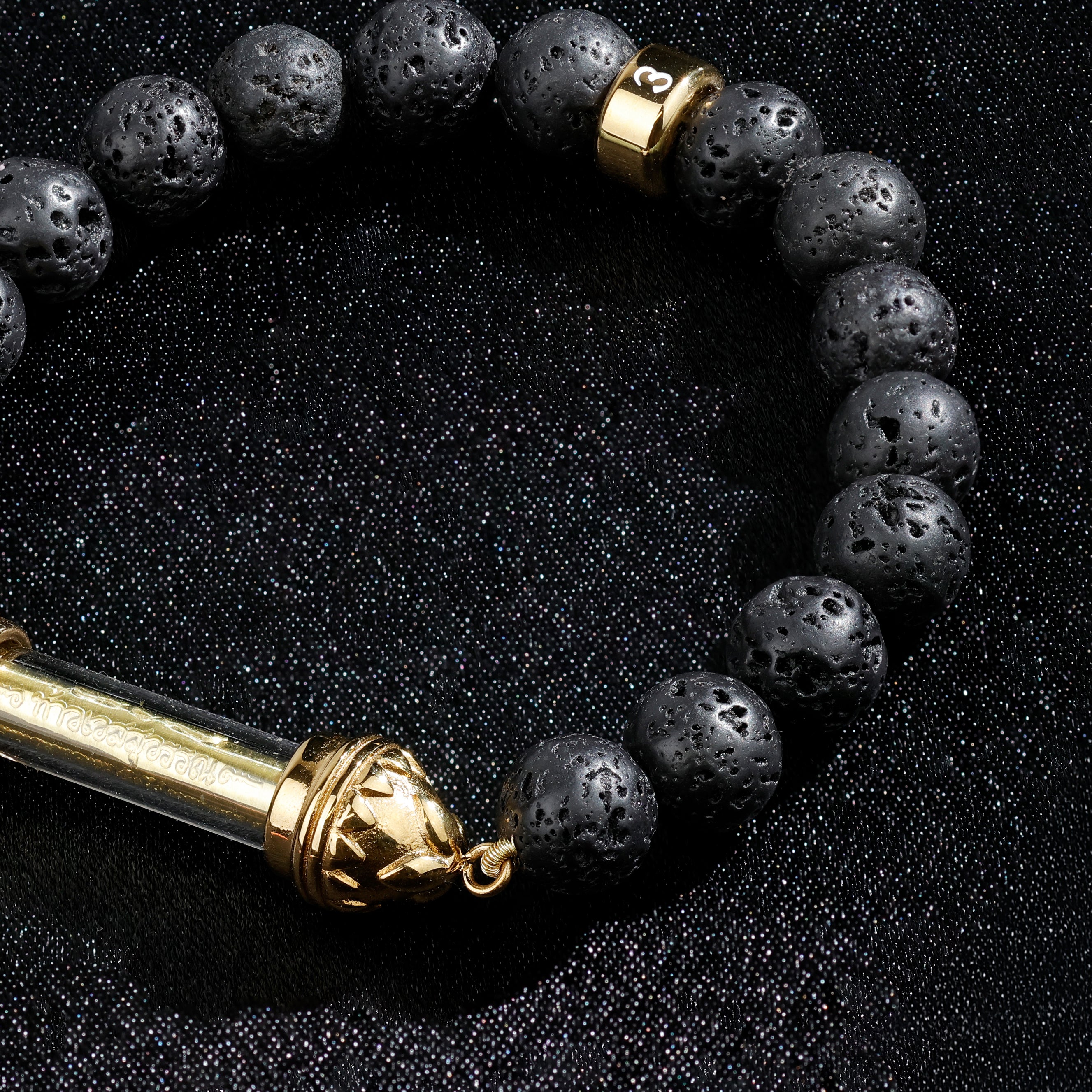 Bracelet en Lave et Amulette Sacrée Takrut en Or – Force et Protection