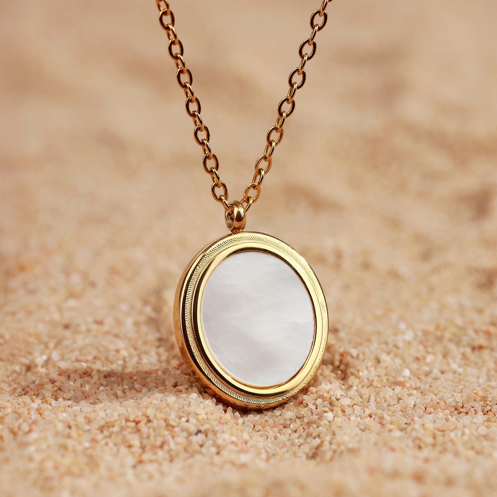 Collier Luna – Médaillon ovale en feuille de nacre & dorure travaillée