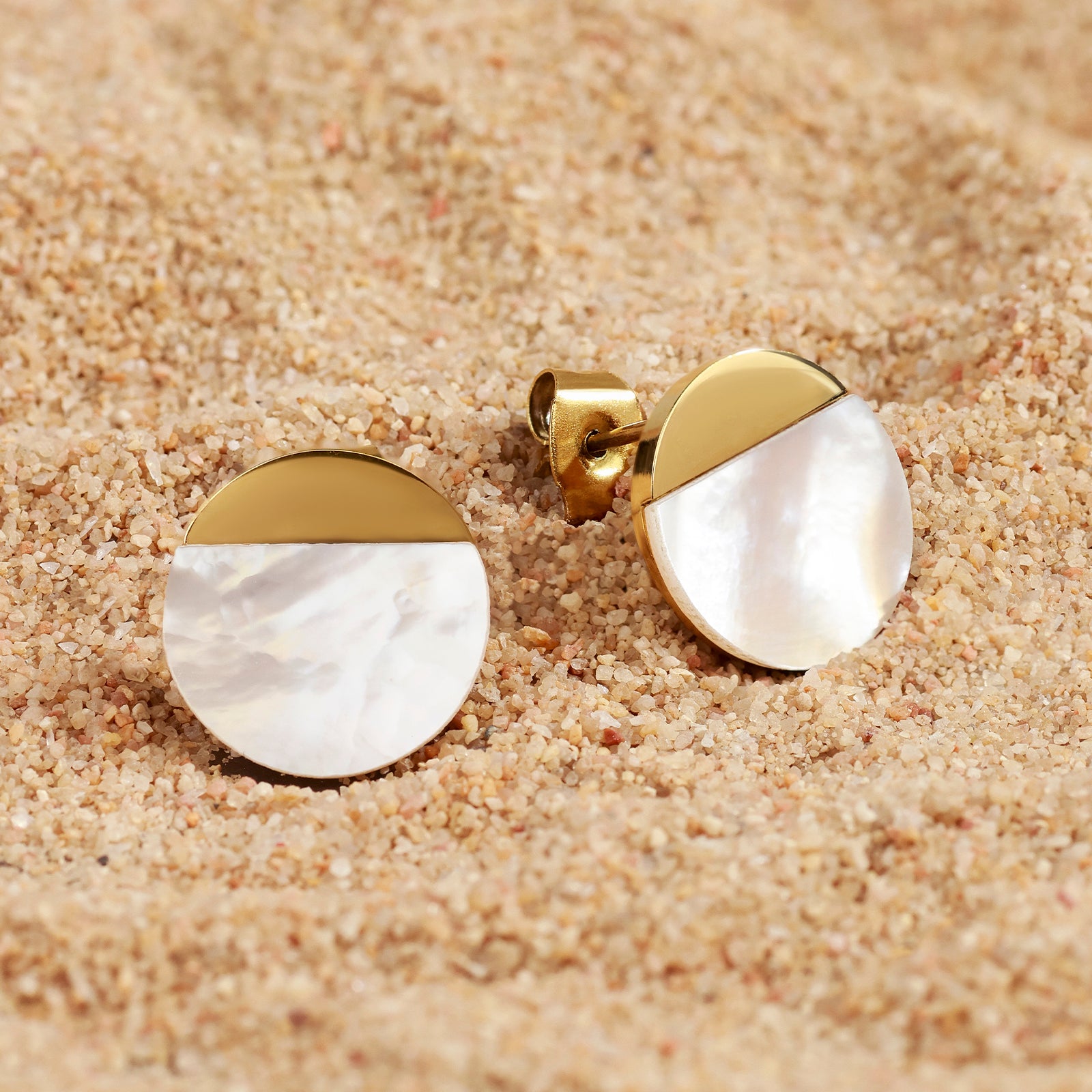 Boucles d’oreilles Luna – Feuille de nacre naturelle & dorure 18K