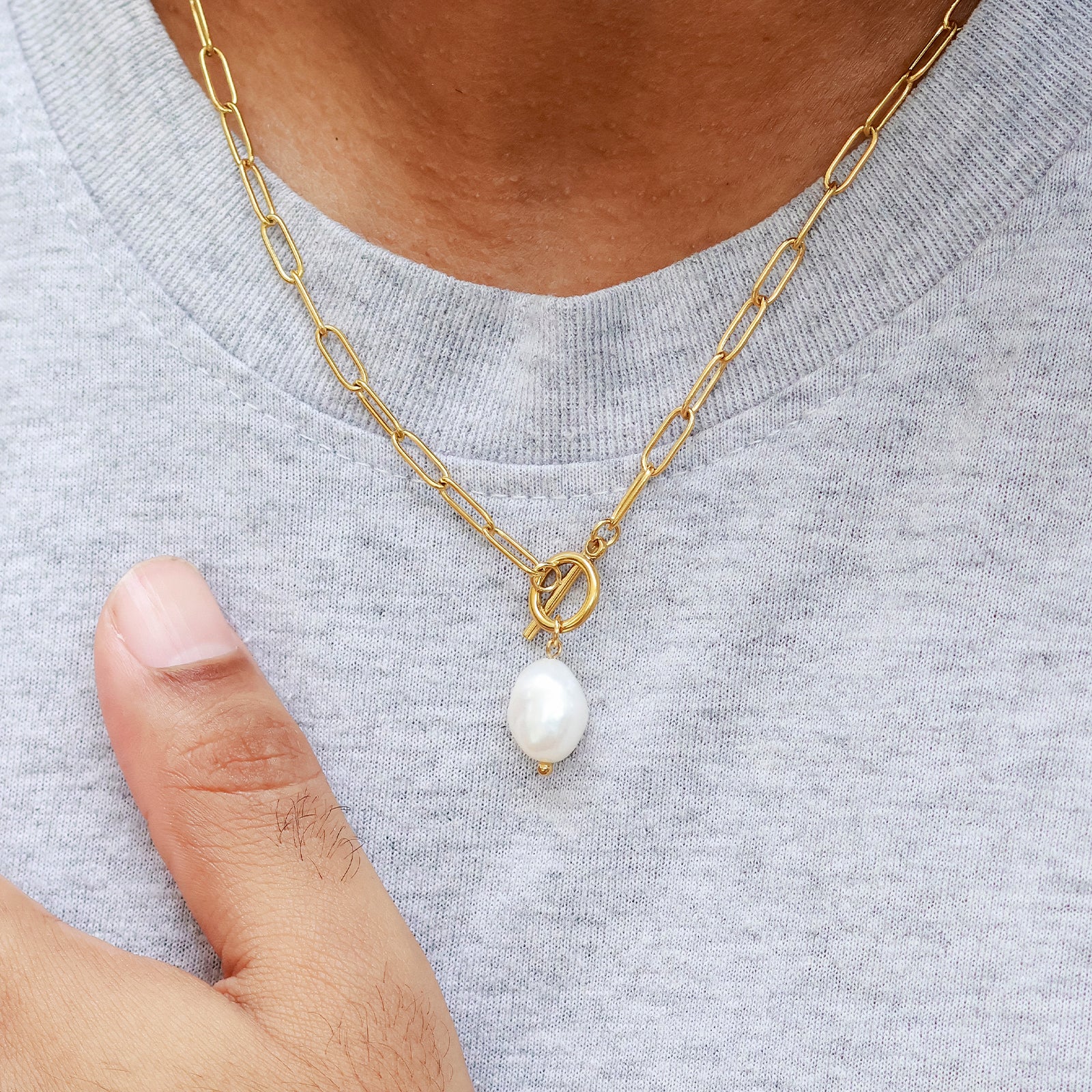 Collier Perla T-Bar – Perle naturelle & chaîne à maillons dorée