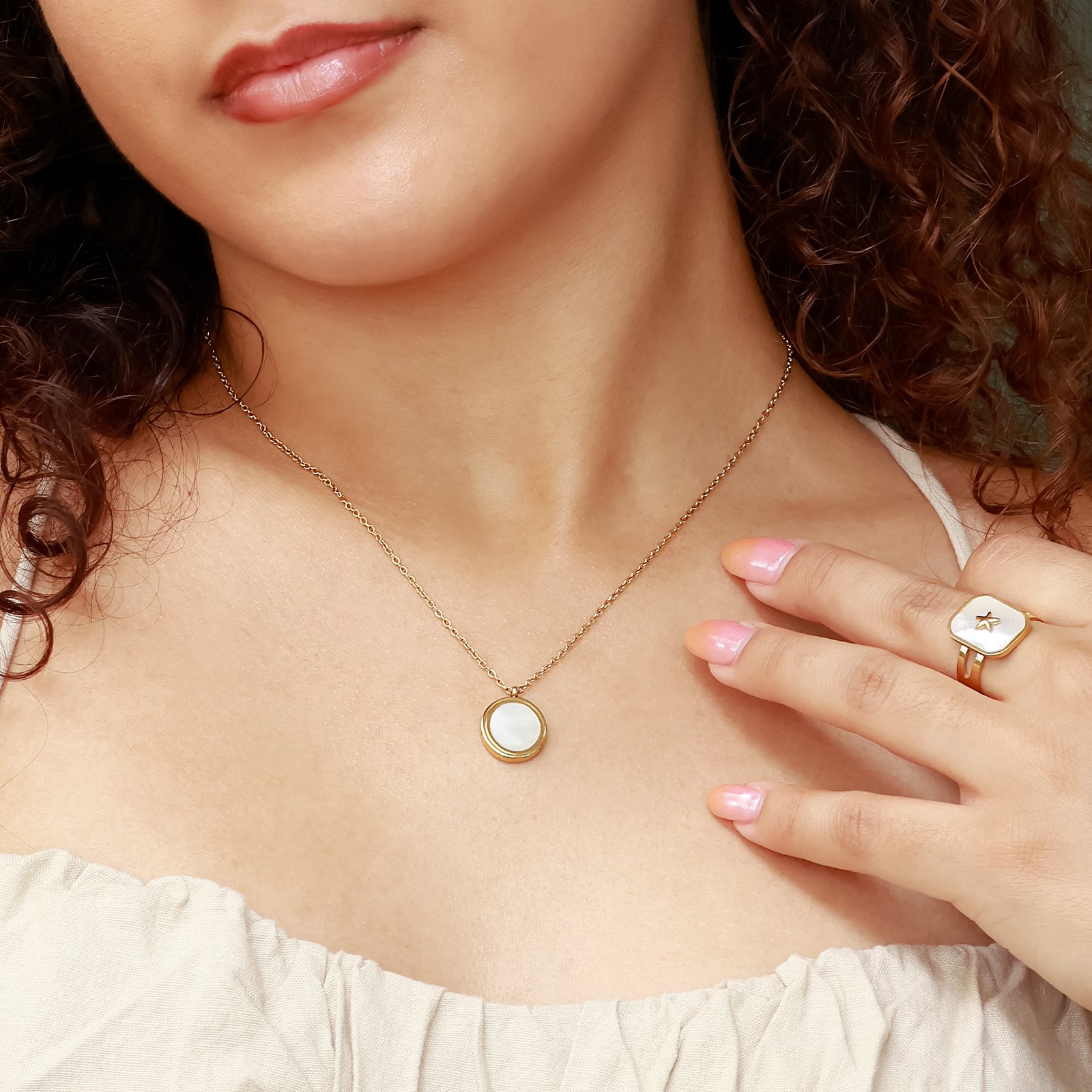 Collier Luna – Médaillon ovale en feuille de nacre & dorure travaillée