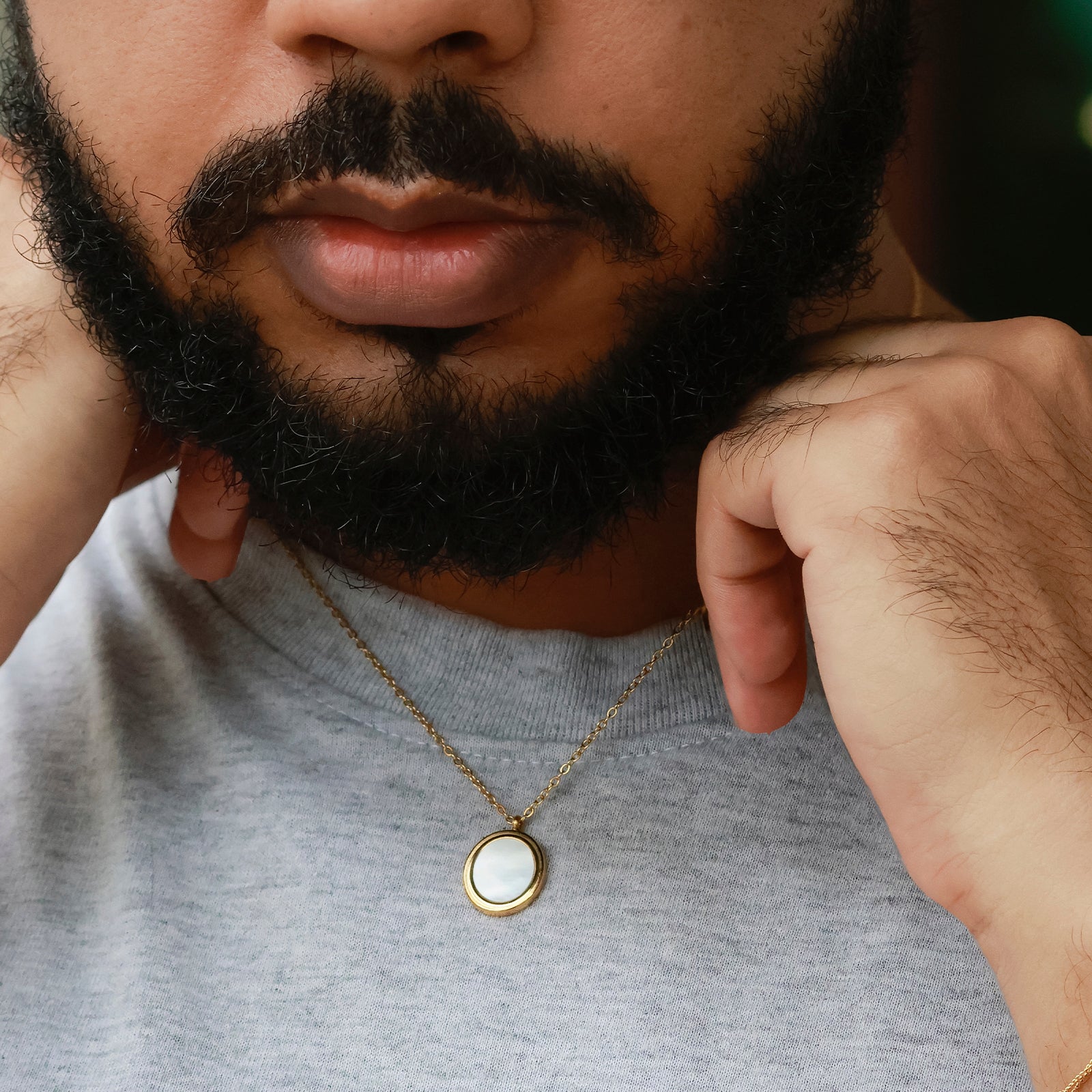 Collier Luna – Médaillon ovale en feuille de nacre & dorure travaillée