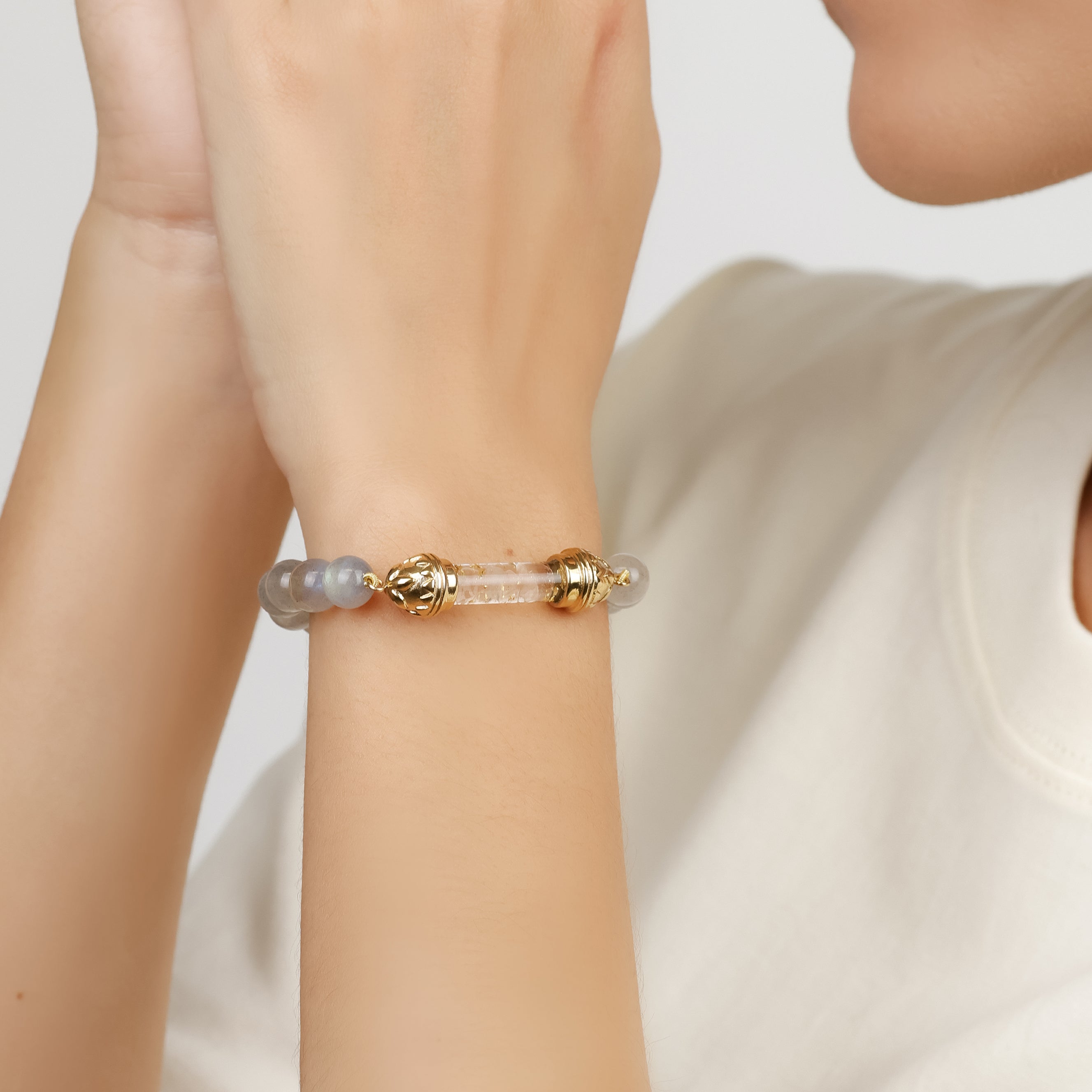 Bracelet en Labradorite et Quartz Clair avec Amulette Sacrée Dorée AAA – Transformation & Rayonnement