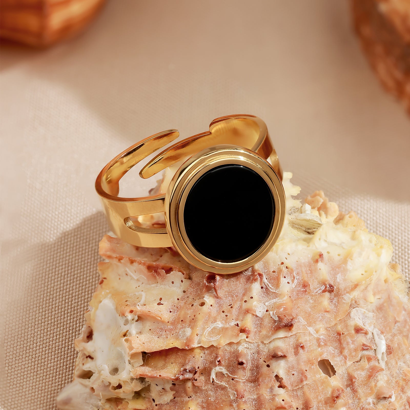 Bague Nocta Onyx – Onyx noir ovale & monture dorée