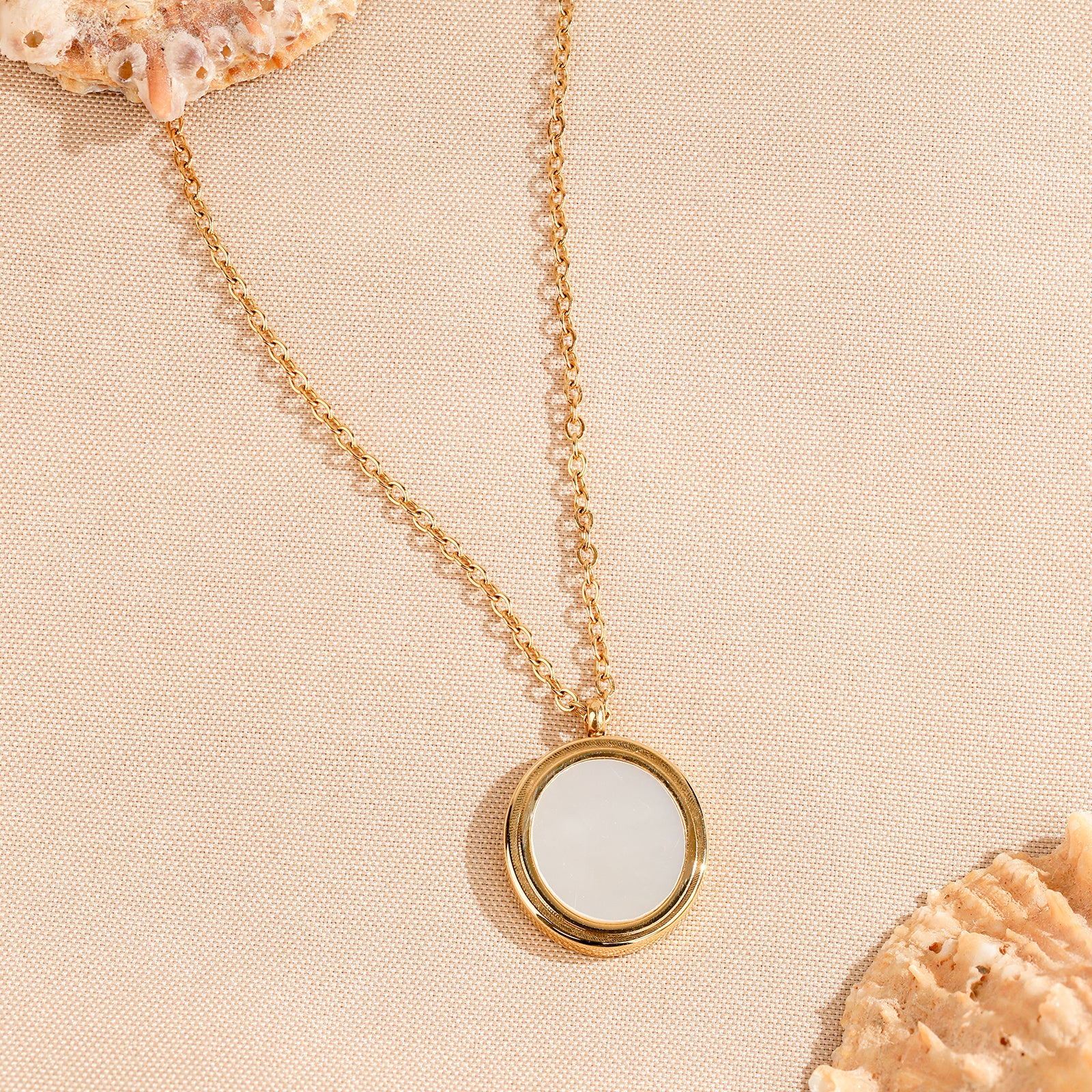 Collier Luna – Médaillon ovale en feuille de nacre & dorure travaillée