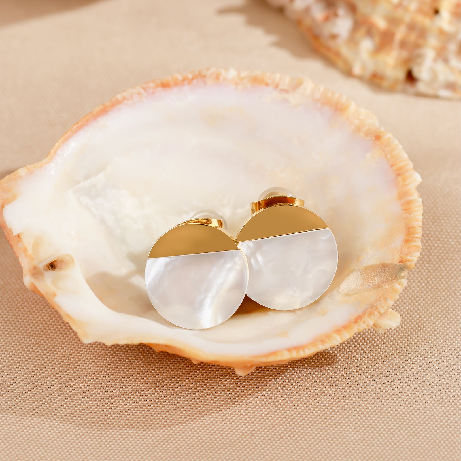 Boucles d’oreilles Luna – Feuille de nacre naturelle & dorure 18K