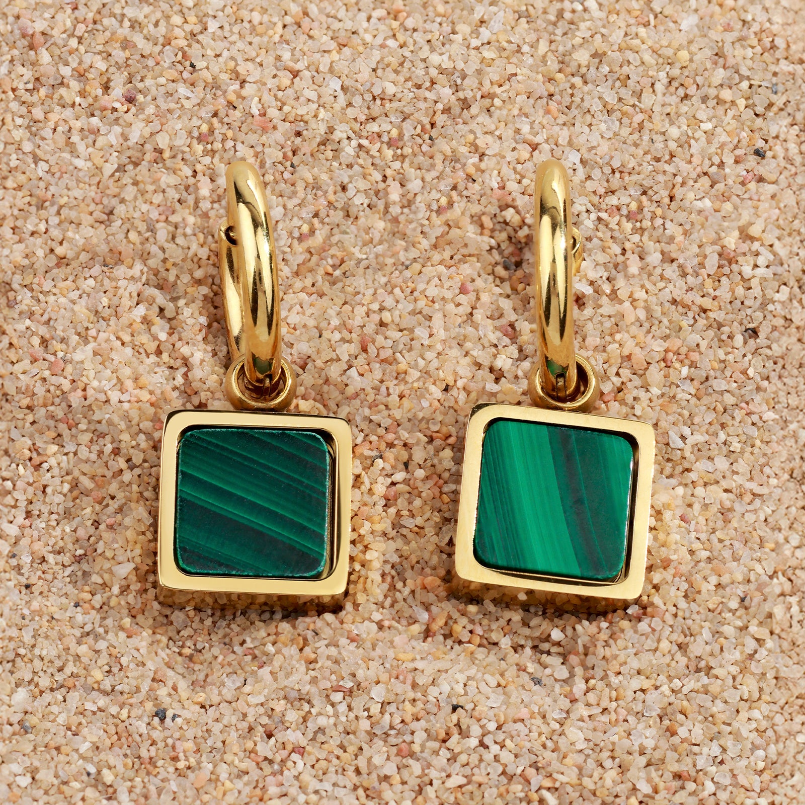 Boucles d’oreilles Gaia – Malachite & Créoles dorées 18K